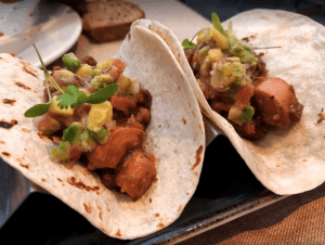 Taco mexicano de cochinilla restaurante albor madrid